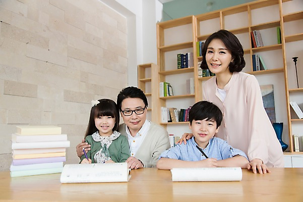 포토 JPG 스튜디오촬영 라이프스타일 여자 어린이교육 교육 남자 딸 아들 어린이 40대 중년 지도 가족 중년라이프 엄마 교재 책장 실내 서기 웃음 사람 앉기 동양인 소녀 소년 여러명 상반신 라이프 앞모습 책 부모 펜 쌓기 한국인 자녀 아빠 책상 국내포토 뷰포인트 가구 다수 관계 모션 표정 인종 성인 내부 생활 필기구 파일형식