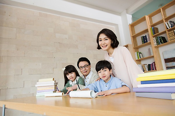 포토 JPG 스튜디오촬영 라이프스타일 여자 어린이교육 교육 남자 딸 아들 어린이 40대 중년 지도 가족 중년라이프 엄마 교재 책장 실내 서기 웃음 사람 앉기 동양인 소녀 소년 여러명 상반신 라이프 앞모습 책 부모 펜 쌓기 한국인 자녀 아빠 책상 국내포토 뷰포인트 가구 다수 관계 모션 표정 인종 성인 내부 생활 필기구 파일형식