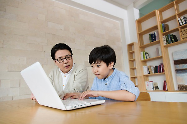 포토 JPG 스튜디오촬영 라이프스타일 부부 응시 어린이교육 교육 남자 아들 어린이 40대 중년 지도 응원 중년라이프 책장 실내 사람 앉기 동양인 소년 상반신 두명 라이프 책 노트북 부모 한국인 자녀 아빠 책상 부자지간 국내포토 커플 시선 가구 가족 모션 인종 성인 내부 생활 전자제품 파일형식