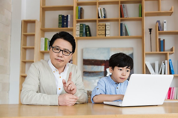 포토 JPG 스튜디오촬영 라이프스타일 부부 응시 어린이교육 교육 남자 아들 어린이 40대 중년 지도 응원 중년라이프 책장 실내 사람 앉기 동양인 손짓 소년 상반신 두명 라이프 앞모습 책 노트북 부모 한국인 자녀 아빠 책상 부자지간 국내포토 커플 시선 뷰포인트 가구 가족 모션 인종 성인 내부 생활 전자제품 파일형식