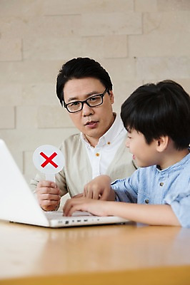 포토 JPG 스튜디오촬영 라이프스타일 부부 어린이교육 교육 남자 아들 어린이 40대 중년 지도 중년라이프 실내 사람 앉기 동양인 소년 상반신 두명 라이프 앞모습 노트북 부모 팻말 한국인 자녀 아빠 X 책상 부자지간 국내포토 커플 알파벳 뷰포인트 가구 가족 모션 프레임 인종 성인 내부 생활 전자제품 파일형식