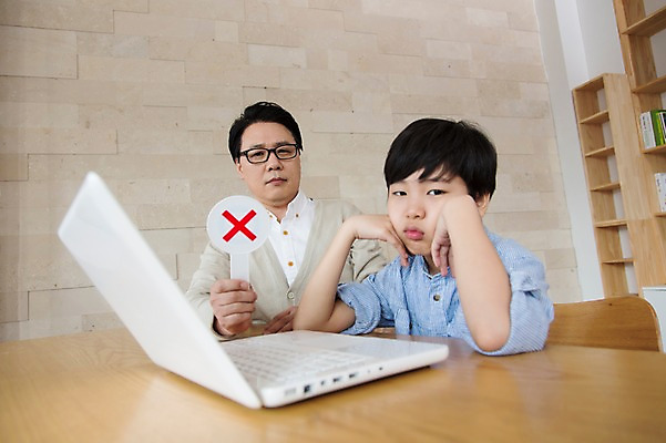 포토 JPG 스튜디오촬영 라이프스타일 부부 어린이교육 교육 남자 아들 어린이 40대 중년 지도 중년라이프 실내 사람 앉기 동양인 소년 상반신 두명 라이프 앞모습 노트북 부모 턱괴기 팻말 한국인 자녀 아빠 X 책상 시무룩 부자지간 국내포토 커플 알파벳 뷰포인트 가구 가족 모션 프레임 표정 인종 성인 내부 생활 전자제품 파일형식