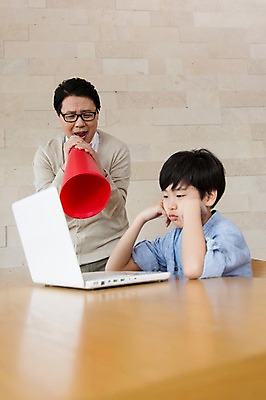 포토 JPG 스튜디오촬영 라이프스타일 부부 어린이교육 교육 남자 아들 어린이 40대 중년 지도 응원 중년라이프 실내 서기 사람 앉기 동양인 소년 상반신 두명 라이프 앞모습 노트북 부모 확성기 턱괴기 외침 한국인 자녀 아빠 책상 시무룩 부자지간 국내포토 커플 뷰포인트 가구 가족 모션 표정 인종 성인 내부 생활 전자제품 소리 파일형식