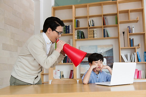 포토 JPG 스튜디오촬영 라이프스타일 부부 응시 어린이교육 교육 남자 아들 어린이 40대 중년 지도 응원 중년라이프 책장 실내 서기 사람 앉기 동양인 소년 상반신 두명 라이프 옆모습 책 노트북 부모 확성기 턱괴기 외침 한국인 자녀 아빠 책상 시무룩 부자지간 국내포토 커플 시선 뷰포인트 가구 가족 모션 표정 인종 성인 내부 생활 전자제품 소리 파일형식