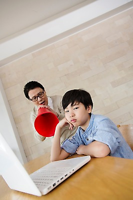 포토 JPG 스튜디오촬영 라이프스타일 부부 어린이교육 교육 남자 아들 어린이 40대 중년 지도 응원 중년라이프 실내 서기 사람 앉기 동양인 소년 상반신 두명 라이프 앞모습 노트북 부모 확성기 턱괴기 외침 한국인 자녀 아빠 책상 시무룩 부자지간 국내포토 커플 뷰포인트 가구 가족 모션 표정 인종 성인 내부 생활 전자제품 소리 파일형식