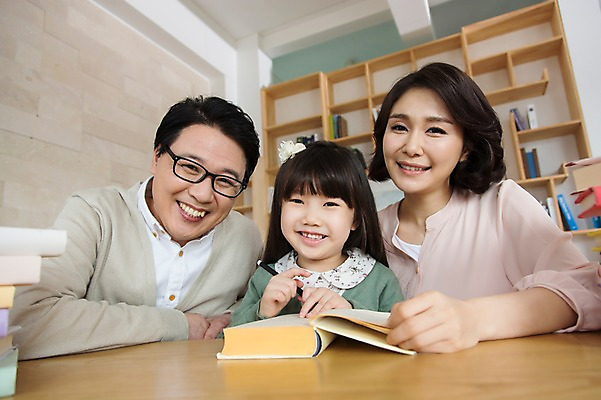 포토 JPG 스튜디오촬영 라이프스타일 여자 어린이교육 교육 남자 딸 어린이 40대 중년 가족 중년라이프 엄마 책장 실내 웃음 사람 동양인 소녀 상반신 라이프 앞모습 책 세명 부모 펜 한국인 자녀 아빠 책상 국내포토 뷰포인트 가구 관계 표정 인종 성인 내부 생활 필기구 파일형식