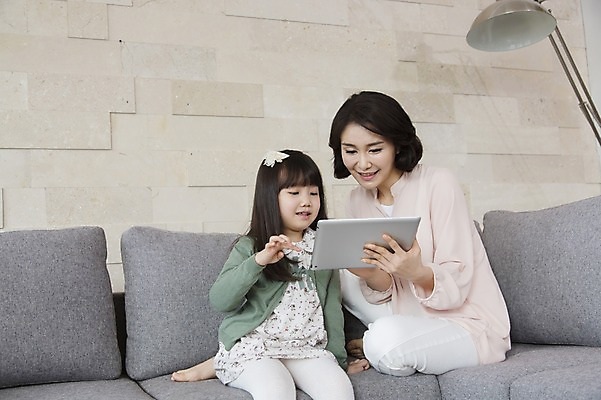 포토 JPG 스튜디오촬영 라이프스타일 응시 여자 어린이교육 교육 딸 어린이 40대 중년 거실 의자 가족 중년라이프 모녀 엄마 실내 웃음 들기 사람 앉기 동양인 소녀 두명 라이프 앞모습 부모 소파 태블릿 한국인 자녀 스탠드 웹서핑 여자만 국내포토 시선 뷰포인트 가구 관계 모션 조명 표정 인종 성인 내부 생활 전자제품 스마트기기 파일형식