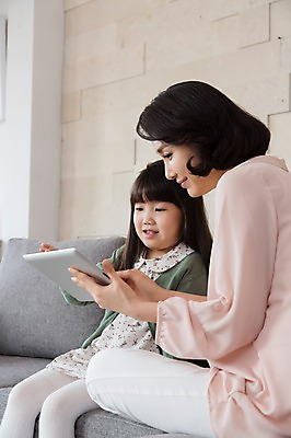 포토 JPG 스튜디오촬영 라이프스타일 응시 여자 어린이교육 교육 딸 어린이 40대 중년 거실 의자 가족 중년라이프 모녀 엄마 실내 들기 사람 앉기 동양인 소녀 두명 라이프 옆모습 부모 소파 태블릿 한국인 자녀 웹서핑 여자만 국내포토 시선 뷰포인트 가구 관계 모션 인종 성인 내부 생활 전자제품 스마트기기 파일형식