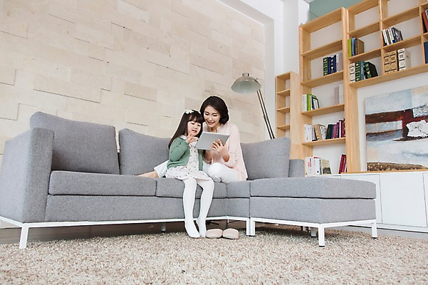 포토 JPG 스튜디오촬영 전신 라이프스타일 응시 여자 어린이교육 교육 딸 어린이 40대 중년 거실 의자 가족 중년라이프 모녀 엄마 책장 실내 웃음 들기 사람 앉기 동양인 소녀 두명 라이프 책 부모 소파 태블릿 카펫 한국인 자녀 스탠드 웹서핑 여자만 국내포토 시선 가구 관계 모션 조명 표정 인종 성인 내부 생활 전자제품 스마트기기 파일형식