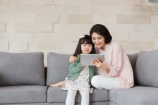 포토 JPG 스튜디오촬영 라이프스타일 응시 여자 어린이교육 교육 딸 어린이 40대 중년 거실 의자 가족 중년라이프 모녀 엄마 실내 웃음 들기 사람 앉기 동양인 소녀 두명 라이프 부모 소파 태블릿 한국인 자녀 웹서핑 여자만 국내포토 시선 가구 관계 모션 표정 인종 성인 내부 생활 전자제품 스마트기기 파일형식