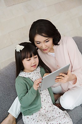 포토 JPG 스튜디오촬영 라이프스타일 응시 여자 어린이교육 교육 딸 어린이 40대 중년 거실 의자 가족 중년라이프 모녀 엄마 실내 들기 사람 앉기 동양인 소녀 두명 라이프 부모 소파 태블릿 한국인 자녀 웹서핑 여자만 국내포토 시선 가구 관계 모션 인종 성인 내부 생활 전자제품 스마트기기 파일형식