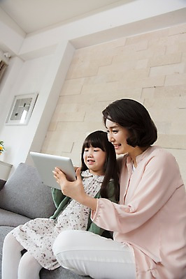 포토 JPG 스튜디오촬영 라이프스타일 응시 여자 어린이교육 교육 딸 어린이 40대 중년 거실 의자 가족 중년라이프 모녀 엄마 실내 웃음 들기 사람 앉기 동양인 소녀 두명 라이프 옆모습 부모 소파 태블릿 한국인 자녀 웹서핑 여자만 국내포토 시선 뷰포인트 가구 관계 모션 표정 인종 성인 내부 생활 전자제품 스마트기기 파일형식