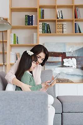 포토 JPG 스튜디오촬영 라이프스타일 응시 여자 어린이교육 교육 딸 어린이 40대 중년 거실 의자 가족 중년라이프 모녀 엄마 책장 실내 웃음 들기 사람 앉기 동양인 소녀 두명 라이프 옆모습 책 부모 소파 태블릿 한국인 자녀 스탠드 웹서핑 여자만 국내포토 시선 뷰포인트 가구 관계 모션 조명 표정 인종 성인 내부 생활 전자제품 스마트기기 파일형식