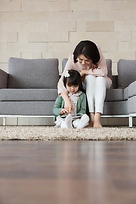 포토 JPG 스튜디오촬영 전신 라이프스타일 응시 여자 어린이교육 교육 딸 어린이 40대 중년 거실 의자 가족 중년라이프 모녀 엄마 실내 사람 앉기 동양인 소녀 두명 라이프 앞모습 부모 소파 태블릿 카펫 한국인 자녀 웹서핑 여자만 국내포토 시선 뷰포인트 가구 관계 모션 인종 성인 내부 생활 전자제품 스마트기기 파일형식