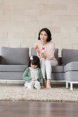 포토 JPG 스튜디오촬영 전신 라이프스타일 응시 여자 어린이교육 교육 딸 어린이 40대 중년 거실 의자 가족 중년라이프 모녀 엄마 실내 들기 사람 앉기 동양인 소녀 두명 라이프 앞모습 부모 소파 태블릿 카펫 팻말 한국인 자녀 웹서핑 X 고민 여자만 국내포토 알파벳 시선 감정 뷰포인트 가구 관계 모션 프레임 인종 성인 내부 생활 전자제품 스마트기기 파일형식