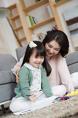 포토 JPG 스튜디오촬영 라이프스타일 여자 어린이교육 교육 딸 어린이 40대 중년 거실 의자 가족 중년라이프 모녀 엄마 색연필 책장 실내 미술 웃음 사람 앉기 동양인 소녀 두명 라이프 책 부모 소파 카펫 한국인 자녀 스탠드 그리기 스케치북 그림 여자만 국내포토 가구 관계 모션 문화예술 학용품 조명 표정 인종 성인 내부 생활 파일형식