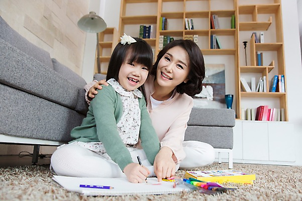 포토 JPG 스튜디오촬영 라이프스타일 여자 어린이교육 교육 딸 어린이 40대 중년 거실 의자 가족 중년라이프 모녀 엄마 색연필 책장 실내 미술 웃음 사람 앉기 동양인 소녀 두명 라이프 책 부모 소파 카펫 한국인 자녀 스탠드 그리기 스케치북 그림 여자만 국내포토 가구 관계 모션 문화예술 학용품 조명 표정 인종 성인 내부 생활 파일형식