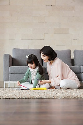 포토 JPG 스튜디오촬영 전신 라이프스타일 여자 어린이교육 교육 딸 어린이 40대 중년 거실 의자 가족 중년라이프 모녀 엄마 색연필 실내 미술 웃음 사람 앉기 동양인 소녀 두명 라이프 부모 소파 카펫 한국인 자녀 그리기 스케치북 그림 여자만 국내포토 가구 관계 모션 문화예술 학용품 표정 인종 성인 내부 생활 파일형식