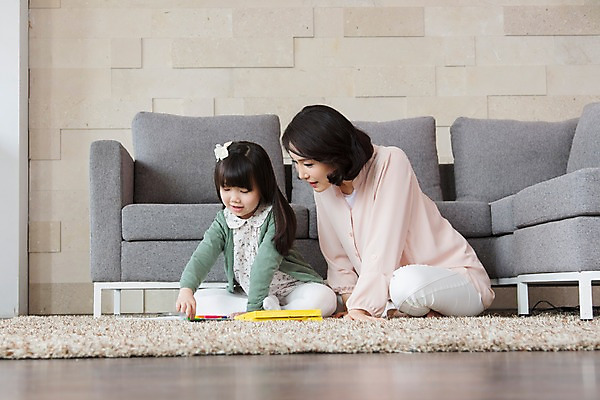 포토 JPG 스튜디오촬영 전신 라이프스타일 여자 어린이교육 교육 딸 어린이 40대 중년 거실 의자 가족 중년라이프 모녀 엄마 색연필 실내 미술 웃음 사람 앉기 동양인 소녀 두명 라이프 부모 소파 카펫 한국인 자녀 그리기 스케치북 그림 여자만 국내포토 가구 관계 모션 문화예술 학용품 표정 인종 성인 내부 생활 파일형식