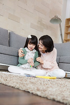 포토 JPG 스튜디오촬영 전신 라이프스타일 여자 어린이교육 교육 딸 어린이 40대 중년 거실 의자 가족 중년라이프 모녀 엄마 색연필 책장 실내 미술 웃음 사람 앉기 동양인 소녀 두명 라이프 부모 소파 카펫 한국인 자녀 스탠드 그리기 스케치북 그림 여자만 국내포토 가구 관계 모션 문화예술 학용품 조명 표정 인종 성인 내부 생활 파일형식