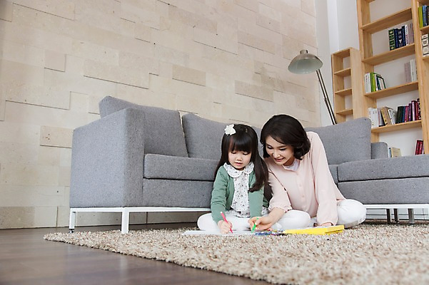 포토 JPG 스튜디오촬영 전신 라이프스타일 여자 어린이교육 교육 딸 어린이 40대 중년 거실 의자 가족 중년라이프 모녀 엄마 색연필 책장 실내 미술 웃음 사람 앉기 동양인 소녀 두명 라이프 책 부모 소파 카펫 한국인 자녀 스탠드 그리기 스케치북 그림 여자만 국내포토 가구 관계 모션 문화예술 학용품 조명 표정 인종 성인 내부 생활 파일형식