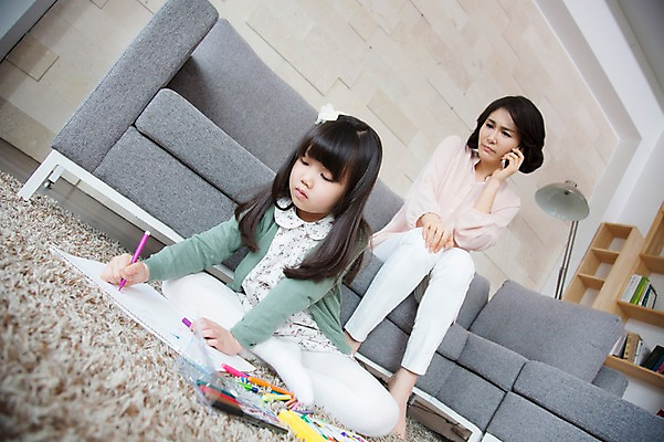 포토 JPG 스튜디오촬영 전신 라이프스타일 여자 어린이교육 교육 딸 어린이 40대 중년 거실 의자 가족 중년라이프 모녀 엄마 색연필 책장 실내 미술 사람 앉기 동양인 소녀 두명 라이프 책 스마트폰 부모 소파 카펫 한국인 자녀 스탠드 그리기 스케치북 그림 통화 여자만 국내포토 가구 관계 모션 문화예술 학용품 조명 인종 성인 내부 생활 핸드폰 스마트기기 파일형식