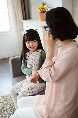 포토 JPG 스튜디오촬영 라이프스타일 여자 어린이교육 교육 딸 어린이 40대 중년 거실 의자 가족 중년라이프 모녀 엄마 실내 사람 앉기 동양인 소녀 두명 라이프 옆모습 스마트폰 부모 소파 카펫 한국인 자녀 출근준비 헤어롤 통화 여자만 떼쓰기 국내포토 뷰포인트 가구 관계 모션 인종 성인 내부 생활 핸드폰 스마트기기 미용용품 출근 파일형식