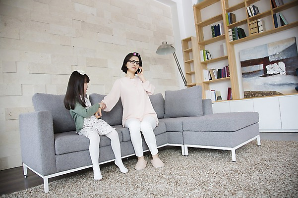 포토 JPG 스튜디오촬영 전신 라이프스타일 여자 어린이교육 교육 딸 어린이 40대 중년 거실 의자 가족 중년라이프 모녀 엄마 책장 실내 사람 앉기 동양인 소녀 두명 라이프 옆모습 책 스마트폰 부모 소파 카펫 한국인 자녀 스탠드 출근준비 헤어롤 통화 여자만 떼쓰기 국내포토 뷰포인트 가구 관계 모션 조명 인종 성인 내부 생활 핸드폰 스마트기기 미용용품 출근 파일형식