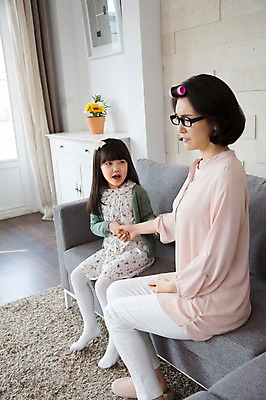 포토 JPG 스튜디오촬영 전신 라이프스타일 여자 어린이교육 교육 딸 어린이 40대 중년 거실 의자 가족 중년라이프 모녀 엄마 실내 사람 앉기 동양인 소녀 두명 라이프 옆모습 부모 소파 카펫 한국인 자녀 출근준비 헤어롤 여자만 떼쓰기 국내포토 뷰포인트 가구 관계 모션 인종 성인 내부 생활 미용용품 출근 파일형식