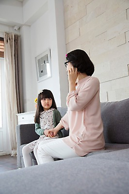 포토 JPG 스튜디오촬영 라이프스타일 여자 어린이교육 교육 딸 어린이 40대 중년 거실 의자 가족 중년라이프 모녀 엄마 실내 사람 앉기 동양인 소녀 두명 라이프 옆모습 스마트폰 부모 소파 카펫 한국인 자녀 출근준비 헤어롤 통화 여자만 떼쓰기 국내포토 뷰포인트 가구 관계 모션 인종 성인 내부 생활 핸드폰 스마트기기 미용용품 출근 파일형식