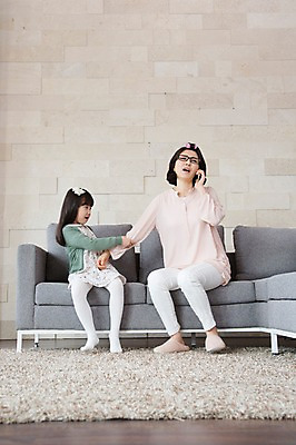 포토 JPG 스튜디오촬영 전신 라이프스타일 여자 어린이교육 교육 딸 어린이 40대 중년 거실 의자 가족 중년라이프 모녀 엄마 실내 사람 앉기 동양인 소녀 두명 라이프 옆모습 스마트폰 부모 소파 카펫 한국인 자녀 출근준비 헤어롤 통화 여자만 떼쓰기 국내포토 뷰포인트 가구 관계 모션 인종 성인 내부 생활 핸드폰 스마트기기 미용용품 출근 파일형식