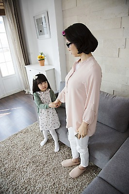 포토 JPG 스튜디오촬영 전신 라이프스타일 여자 어린이교육 교육 딸 어린이 40대 중년 거실 의자 가족 중년라이프 모녀 엄마 실내 서기 사람 동양인 소녀 두명 라이프 부모 소파 손잡기 카펫 한국인 자녀 출근준비 헤어롤 여자만 떼쓰기 국내포토 가구 관계 모션 인종 성인 내부 생활 미용용품 출근 파일형식