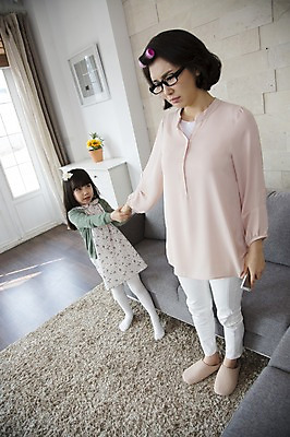 포토 JPG 스튜디오촬영 전신 라이프스타일 여자 어린이교육 교육 딸 어린이 40대 중년 거실 의자 가족 중년라이프 모녀 엄마 실내 서기 사람 동양인 소녀 두명 라이프 부모 소파 손잡기 카펫 한국인 자녀 출근준비 헤어롤 여자만 떼쓰기 국내포토 가구 관계 모션 인종 성인 내부 생활 미용용품 출근 파일형식