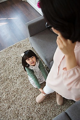 포토 JPG 스튜디오촬영 전신 라이프스타일 여자 어린이교육 교육 딸 어린이 40대 중년 거실 의자 가족 중년라이프 모녀 엄마 실내 서기 사람 앉기 동양인 소녀 두명 라이프 부모 소파 하이앵글 카펫 한국인 자녀 출근준비 헤어롤 여자만 떼쓰기 국내포토 뷰포인트 가구 관계 모션 인종 성인 내부 생활 미용용품 출근 파일형식