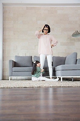 포토 JPG 스튜디오촬영 전신 라이프스타일 여자 어린이교육 교육 딸 어린이 40대 중년 거실 의자 가족 중년라이프 모녀 엄마 실내 서기 사람 앉기 동양인 소녀 두명 라이프 옆모습 부모 소파 카펫 한국인 자녀 출근준비 헤어롤 여자만 떼쓰기 국내포토 뷰포인트 가구 관계 모션 인종 성인 내부 생활 미용용품 출근 파일형식