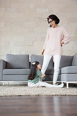 포토 JPG 스튜디오촬영 전신 라이프스타일 여자 어린이교육 교육 딸 어린이 40대 중년 거실 의자 가족 중년라이프 모녀 엄마 실내 서기 사람 앉기 동양인 소녀 두명 라이프 옆모습 부모 소파 카펫 한국인 자녀 출근준비 헤어롤 여자만 떼쓰기 국내포토 뷰포인트 가구 관계 모션 인종 성인 내부 생활 미용용품 출근 파일형식