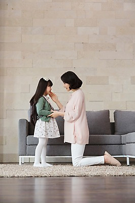 포토 JPG 스튜디오촬영 전신 라이프스타일 여자 어린이교육 교육 딸 어린이 40대 중년 거실 의자 가방 가족 중년라이프 모녀 엄마 책가방 실내 서기 사람 동양인 소녀 두명 라이프 옆모습 부모 소파 마주보기 카펫 한국인 자녀 무릎꿇기 입학 등교 여자만 국내포토 잡화 뷰포인트 가구 관계 모션 인종 성인 내부 생활 등하교 파일형식