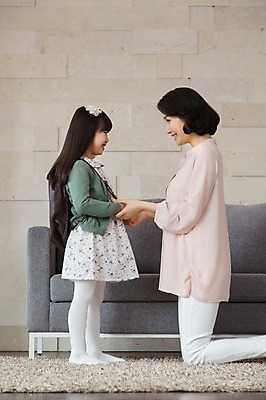 포토 JPG 스튜디오촬영 전신 라이프스타일 여자 어린이교육 교육 딸 어린이 40대 중년 거실 의자 가방 가족 중년라이프 모녀 엄마 책가방 실내 서기 웃음 사람 동양인 소녀 두명 라이프 옆모습 부모 소파 마주보기 손잡기 카펫 한국인 자녀 무릎꿇기 입학 등교 여자만 국내포토 잡화 뷰포인트 가구 관계 모션 표정 인종 성인 내부 생활 등하교 파일형식