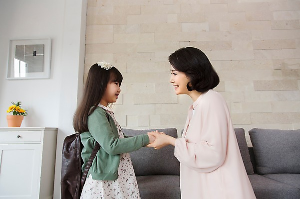 포토 JPG 스튜디오촬영 라이프스타일 여자 어린이교육 교육 딸 어린이 40대 중년 거실 의자 가방 가족 중년라이프 모녀 엄마 책가방 실내 웃음 사람 동양인 소녀 상반신 두명 라이프 옆모습 부모 소파 마주보기 손잡기 한국인 자녀 입학 등교 여자만 국내포토 잡화 뷰포인트 가구 관계 모션 표정 인종 성인 내부 생활 등하교 파일형식