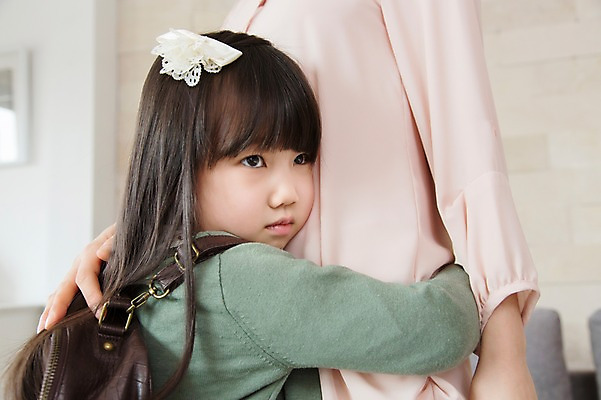 포토 JPG 스튜디오촬영 라이프스타일 여자 어린이교육 교육 딸 어린이 40대 중년 가방 가족 안기 포옹 중년라이프 모녀 엄마 책가방 실내 사람 동양인 소녀 상반신 두명 라이프 옆모습 부모 손잡기 한국인 자녀 입학 출근 등교 여자만 국내포토 잡화 뷰포인트 관계 모션 인종 성인 내부 생활 출퇴근 등하교 파일형식