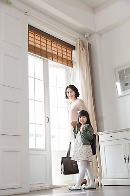 포토 JPG 스튜디오촬영 전신 라이프스타일 여자 어린이교육 교육 딸 어린이 40대 중년 가방 가족 중년라이프 모녀 엄마 책가방 실내 서기 웃음 들기 사람 동양인 소녀 두명 라이프 옆모습 부모 손잡기 한국인 자녀 입학 출근 등교 여자만 국내포토 잡화 뷰포인트 관계 모션 표정 인종 성인 내부 생활 출퇴근 등하교 파일형식