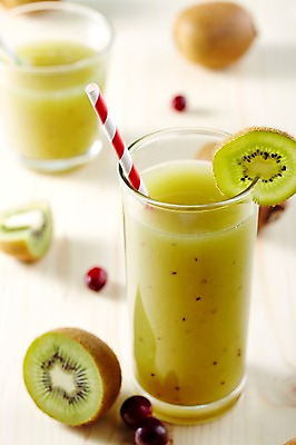 포토 JPG 스튜디오촬영 음료 음식 과일 잔 실내 키위 빨대 사람없음 아웃포커스 장식 컵 주스 과일주스 생과일 키위주스 국내포토 식기 촬영기법 내부 파일형식