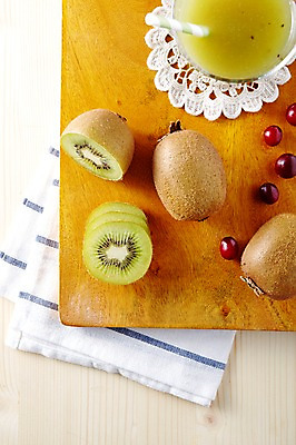 포토 JPG 스튜디오촬영 음료 음식 과일 포도 잔 도마 실내 키위 빨대 사람없음 아웃포커스 컵 주스 과일주스 생과일 키위주스 국내포토 식기 주방용품 촬영기법 내부 파일형식