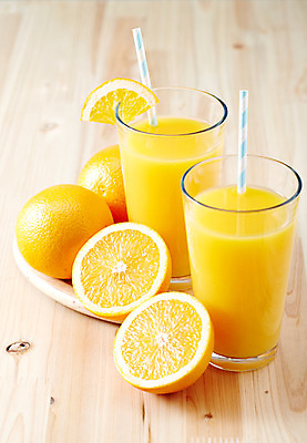 포토 JPG 스튜디오촬영 음료 음식 오렌지 과일 잔 쟁반 실내 빨대 사람없음 아웃포커스 장식 컵 주스 과일주스 오렌지주스 생과일 국내포토 식기 촬영기법 내부 파일형식