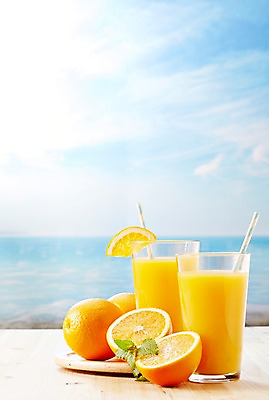 포토 JPG 주간 구름 음료 음식 과일 탁자 하늘 잔 쟁반 빨대 사람없음 야외 아웃포커스 장식 컵 주스 과일주스 오렌지주스 생과일 국내포토 자연요소 식기 가구 촬영기법 파일형식