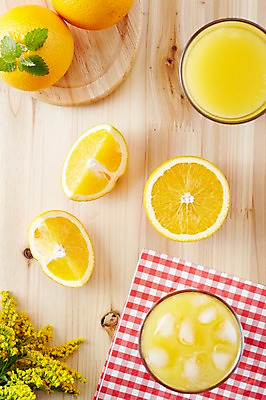 포토 JPG 스튜디오촬영 식물 꽃 음료 음식 오렌지 과일 탁자 잔 쟁반 실내 사람없음 컵 얼음 주스 과일주스 오렌지주스 생과일 국내포토 자연요소 식기 가구 내부 파일형식