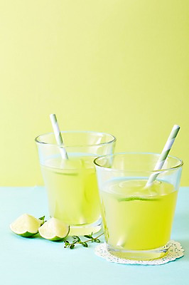 포토 JPG 스튜디오촬영 음료 음식 조각 과일 탁자 잔 실내 빨대 사람없음 아웃포커스 컵 주스 과일주스 레모네이드 라임 생과일 트로피컬아트 국내포토 식기 가구 촬영기법 내부 그림 에이드 파일형식