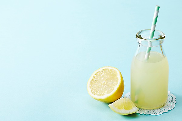 포토 JPG 스튜디오촬영 음료 음식 과일 유리병 실내 빨대 사람없음 컵 주스 병 과일주스 레몬 레모네이드 생과일 국내포토 식기 병_용기 내부 에이드 파일형식