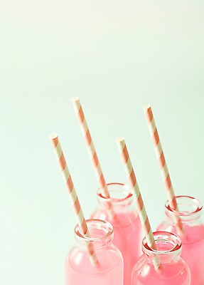 포토 JPG 스튜디오촬영 음료 분홍색 컬러 유리병 실내 빨대 사람없음 아웃포커스 병 국내포토 식기 병_용기 촬영기법 내부 파일형식