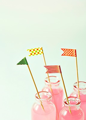 포토 JPG 스튜디오촬영 음료 분홍색 컬러 유리병 실내 사람없음 아웃포커스 깃발 막대기 병 국내포토 식기 병_용기 촬영기법 내부 파일형식